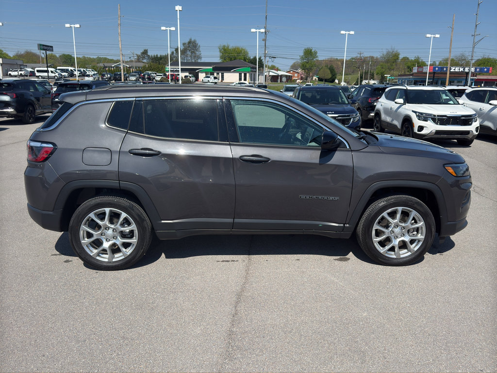 Used 2024 Jeep Compass Latitude AWD/4WD image 9