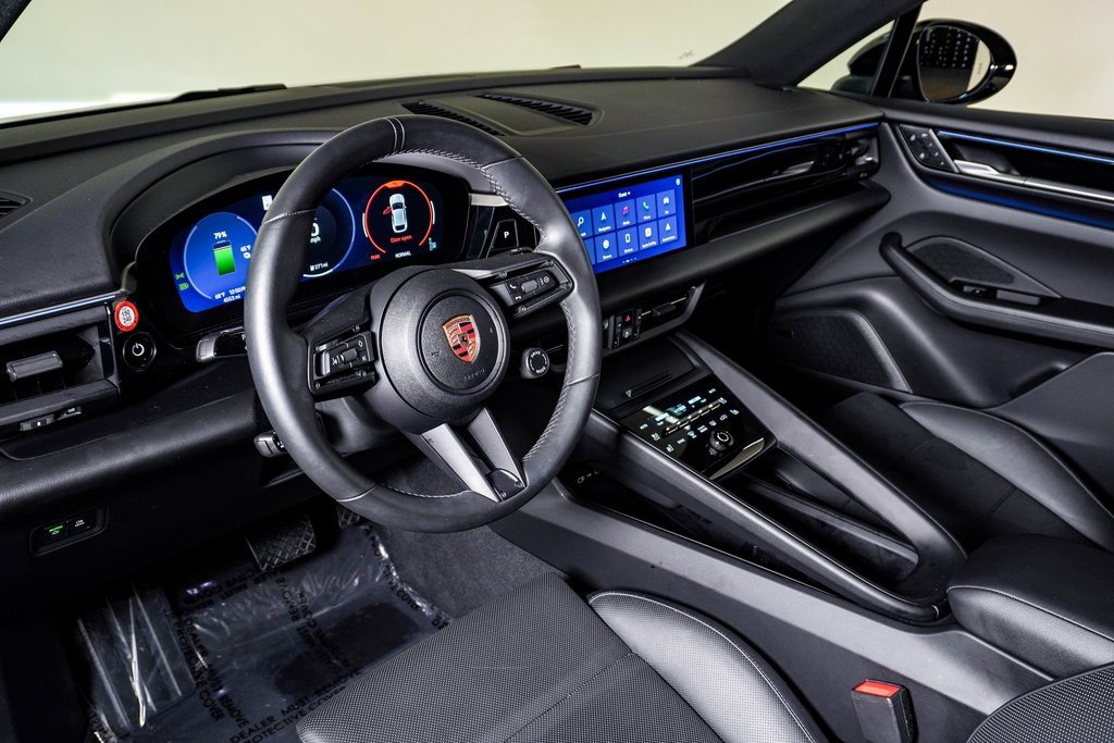 Certified 2025 Porsche Macan Electric image 4