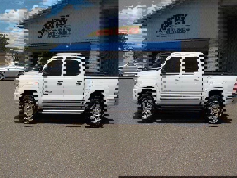 Used 2014 Toyota Tacoma PreRunner w/ TRD Off-Road Package RWD image 3