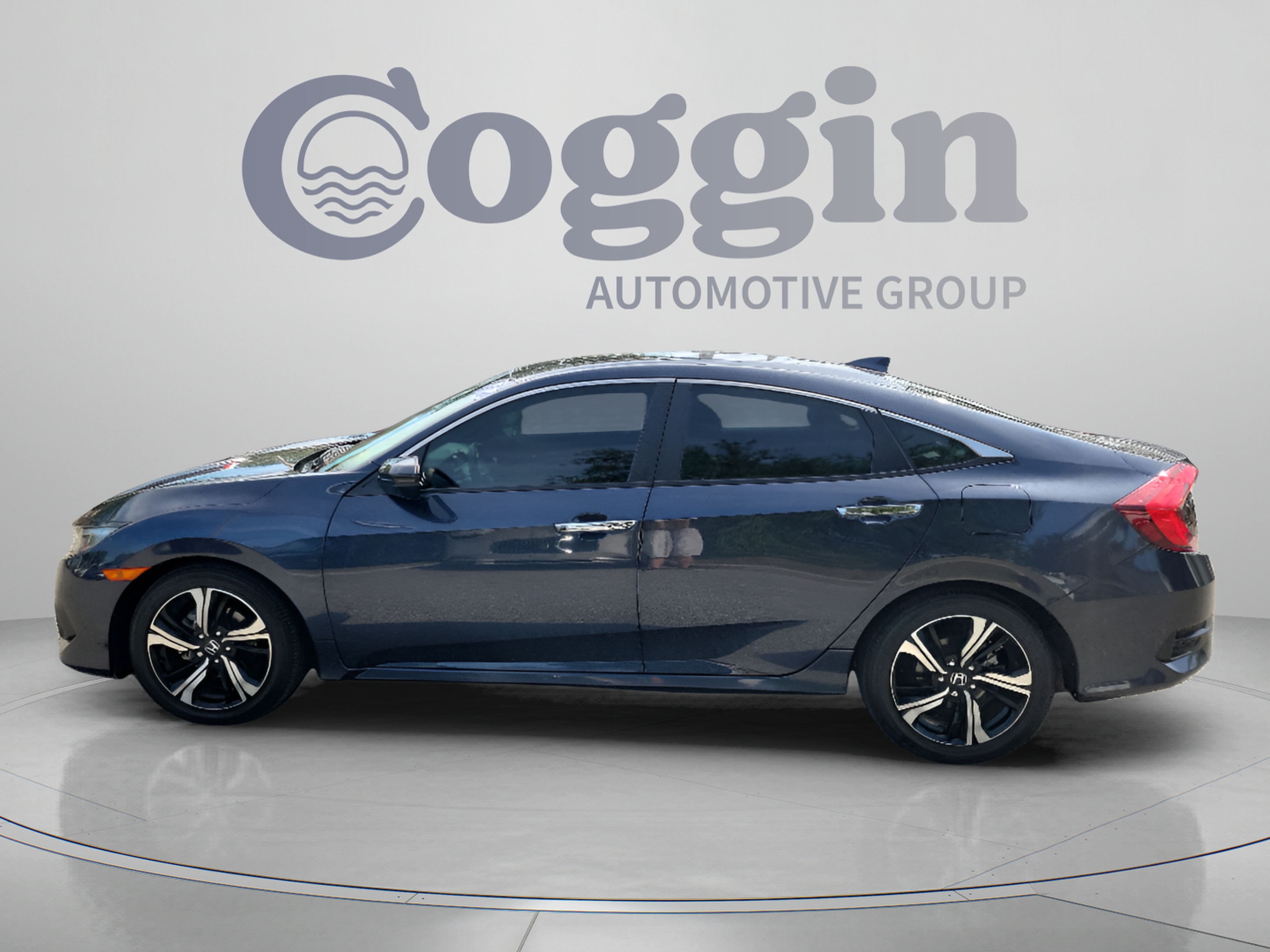 Used 2017 Honda Civic Touring image 2