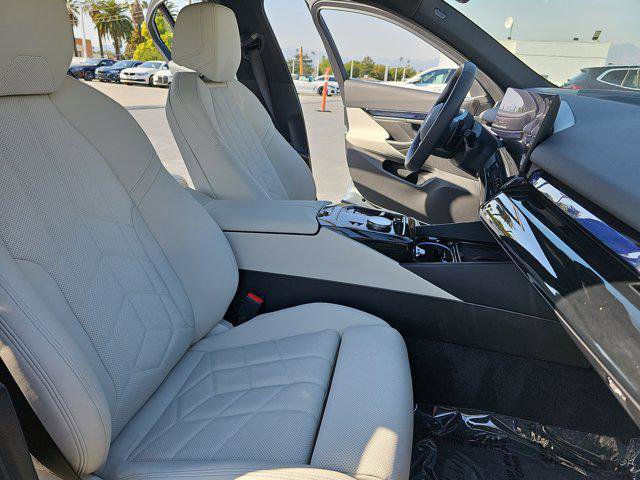 Used 2024 BMW 540i xDrive w/ Premium Package image 10