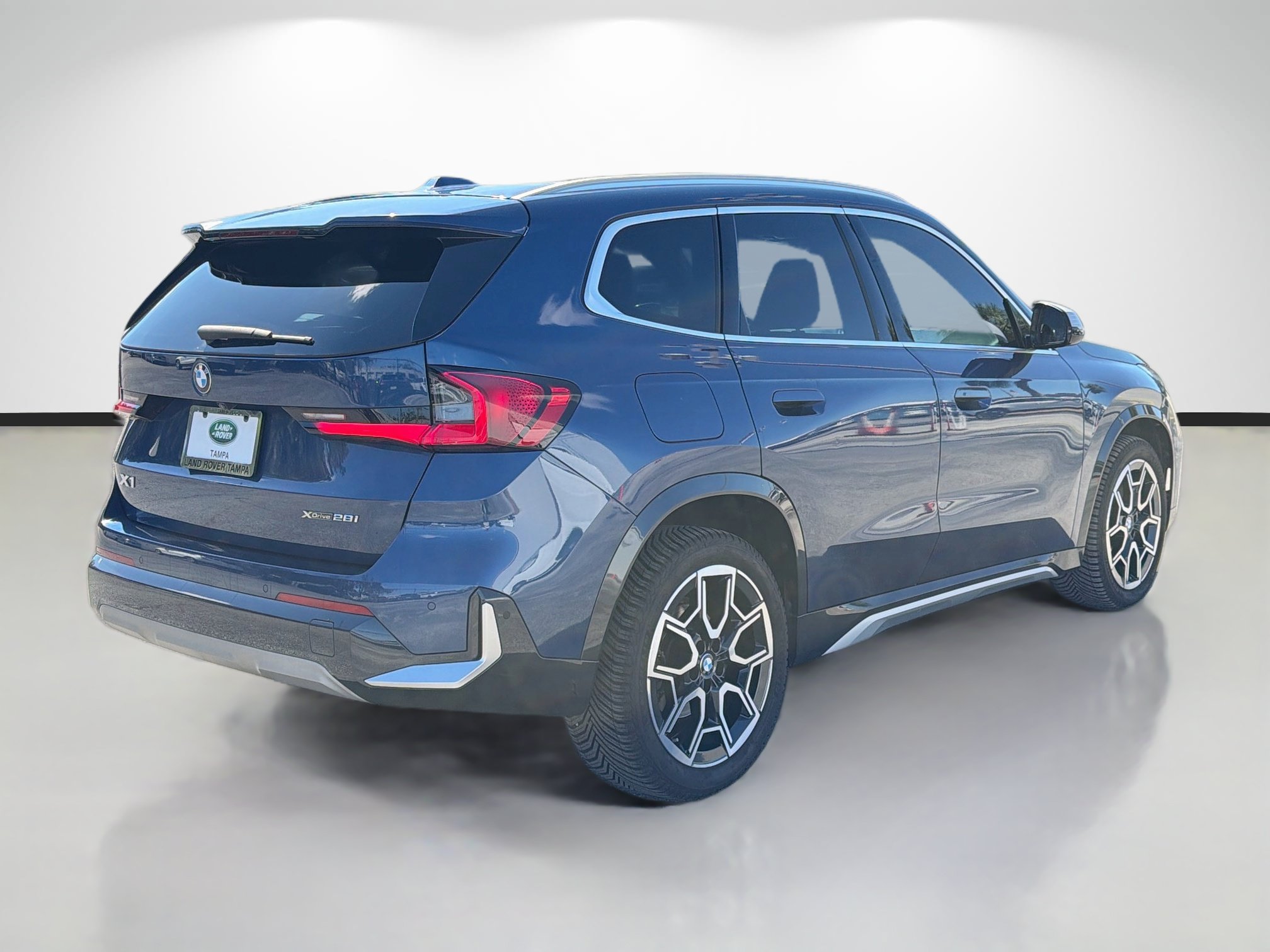 Used 2023 BMW X1 xDrive28i AWD/4WD image 5