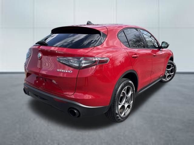 Used 2024 Alfa Romeo Stelvio Sprint image 4
