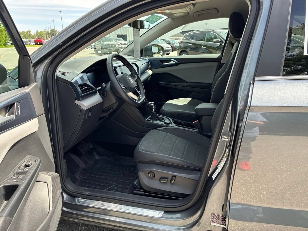 Used 2023 Volkswagen Taos SE w/ Black Wheel Package AWD/4WD image 11