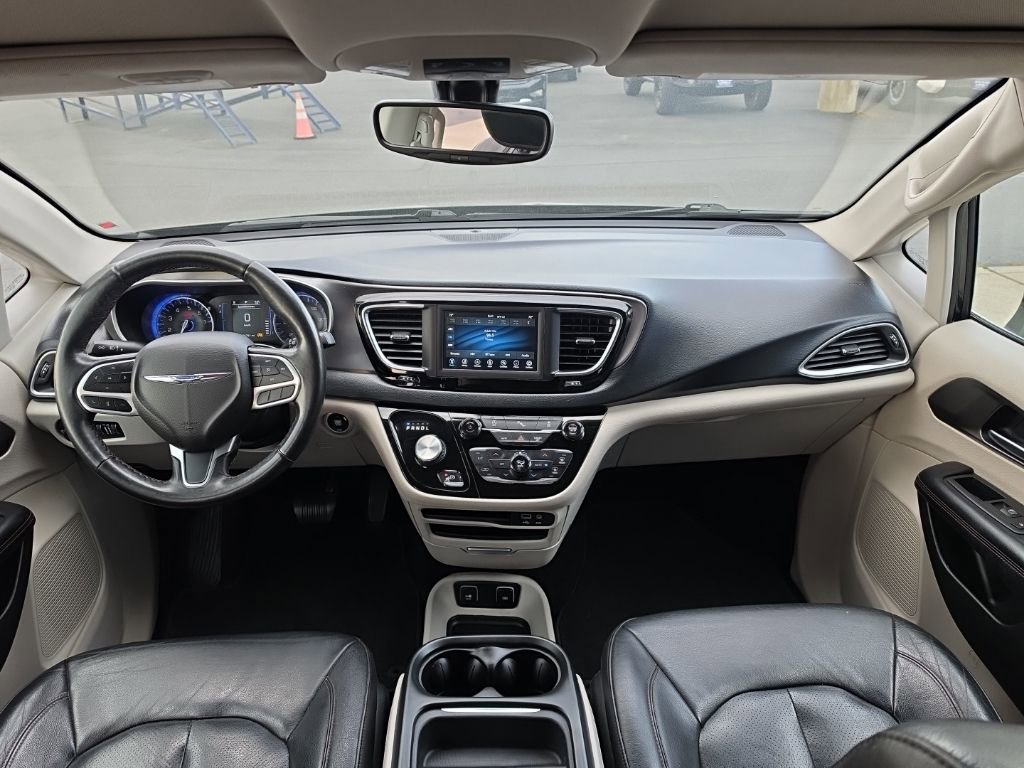 Used 2020 Chrysler Pacifica Touring-L FWD image 26