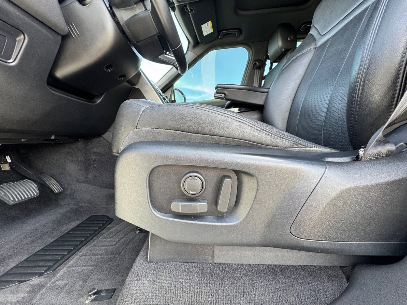 Used 2020 Land Rover Discovery HSE image 14