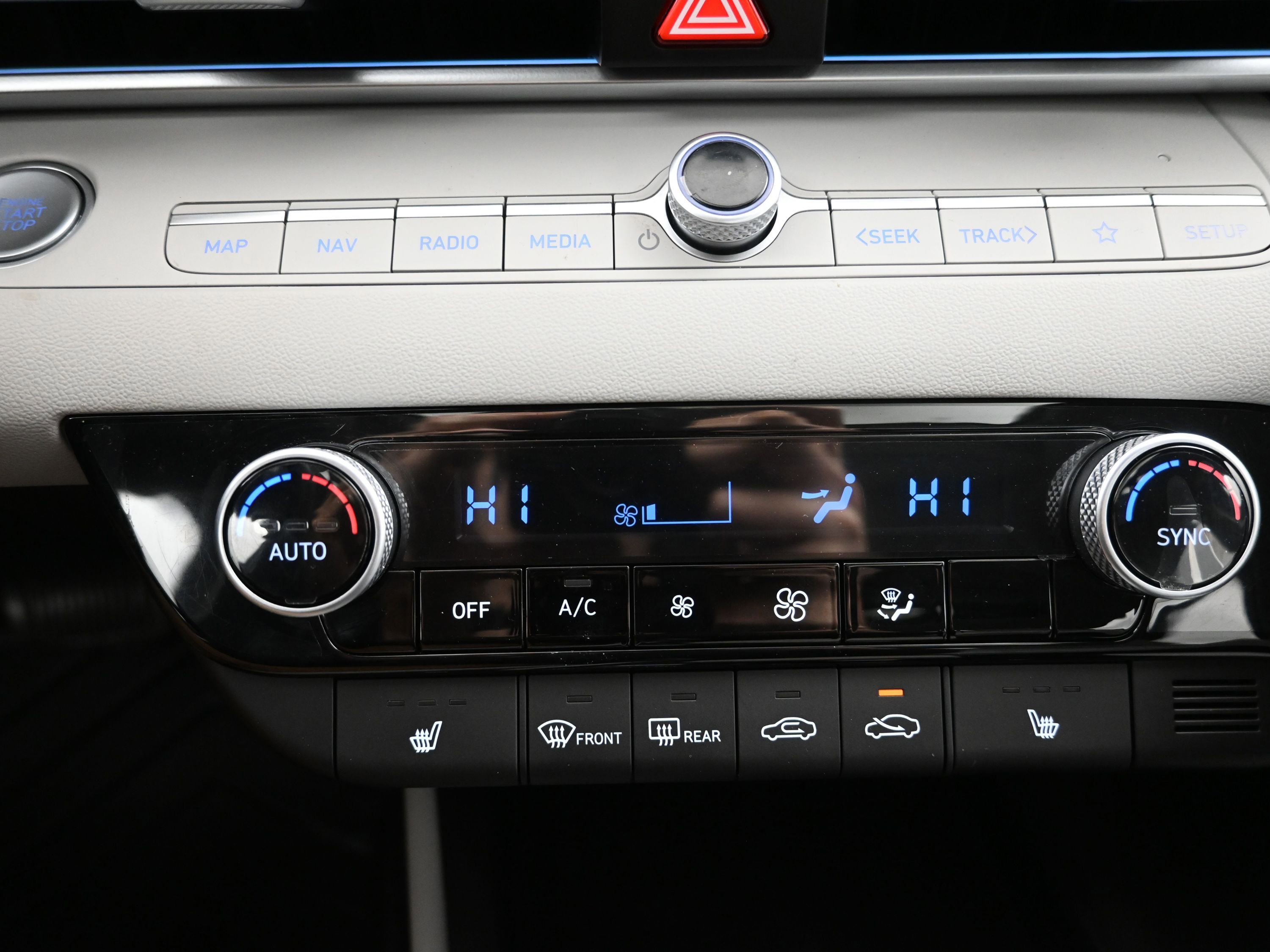 Used 2023 Hyundai Elantra Limited image 17