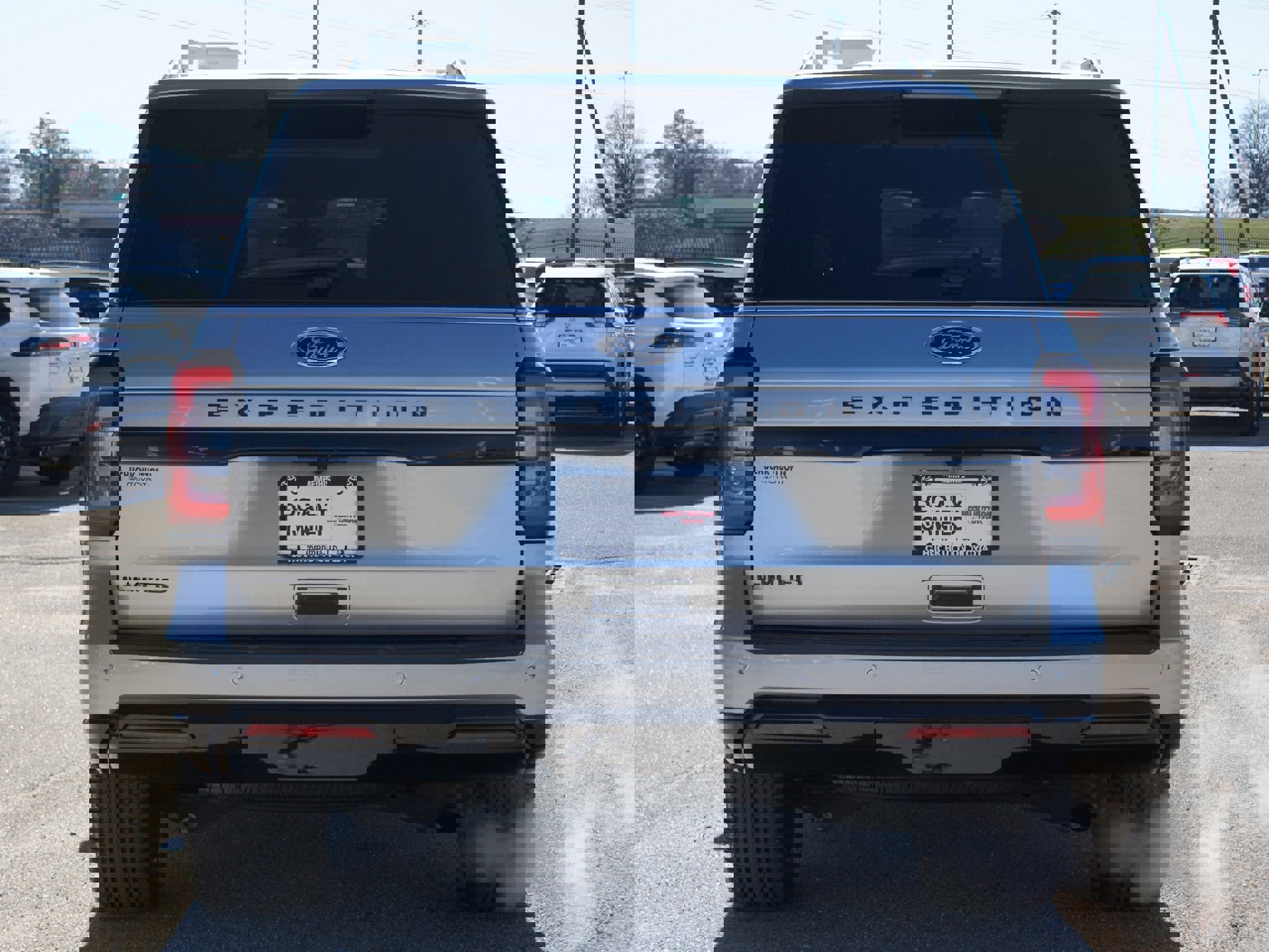 Used 2024 Ford Expedition Limited image 3