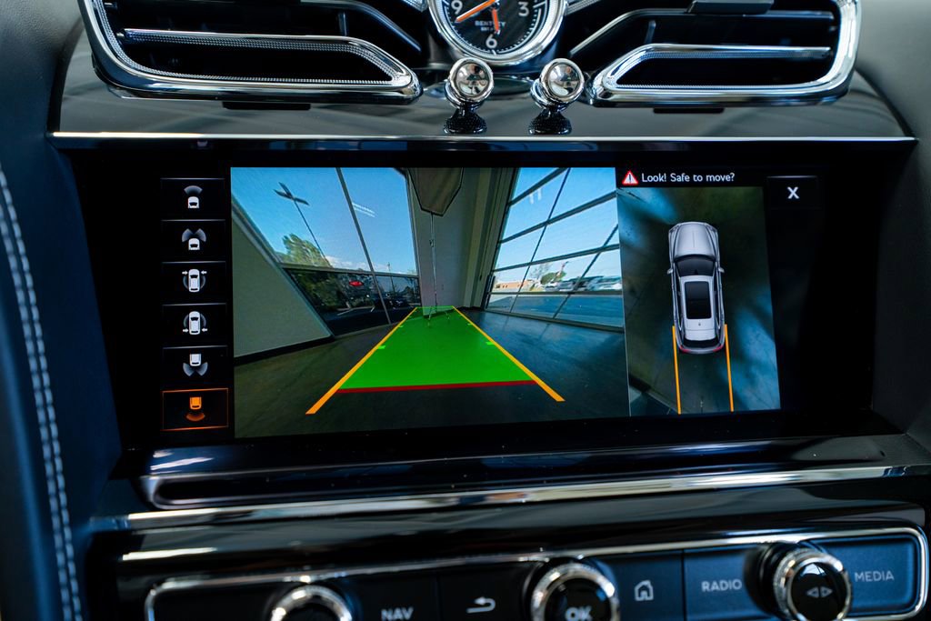 Used 2021 Bentley Bentayga Plug-In Hybrid image 42