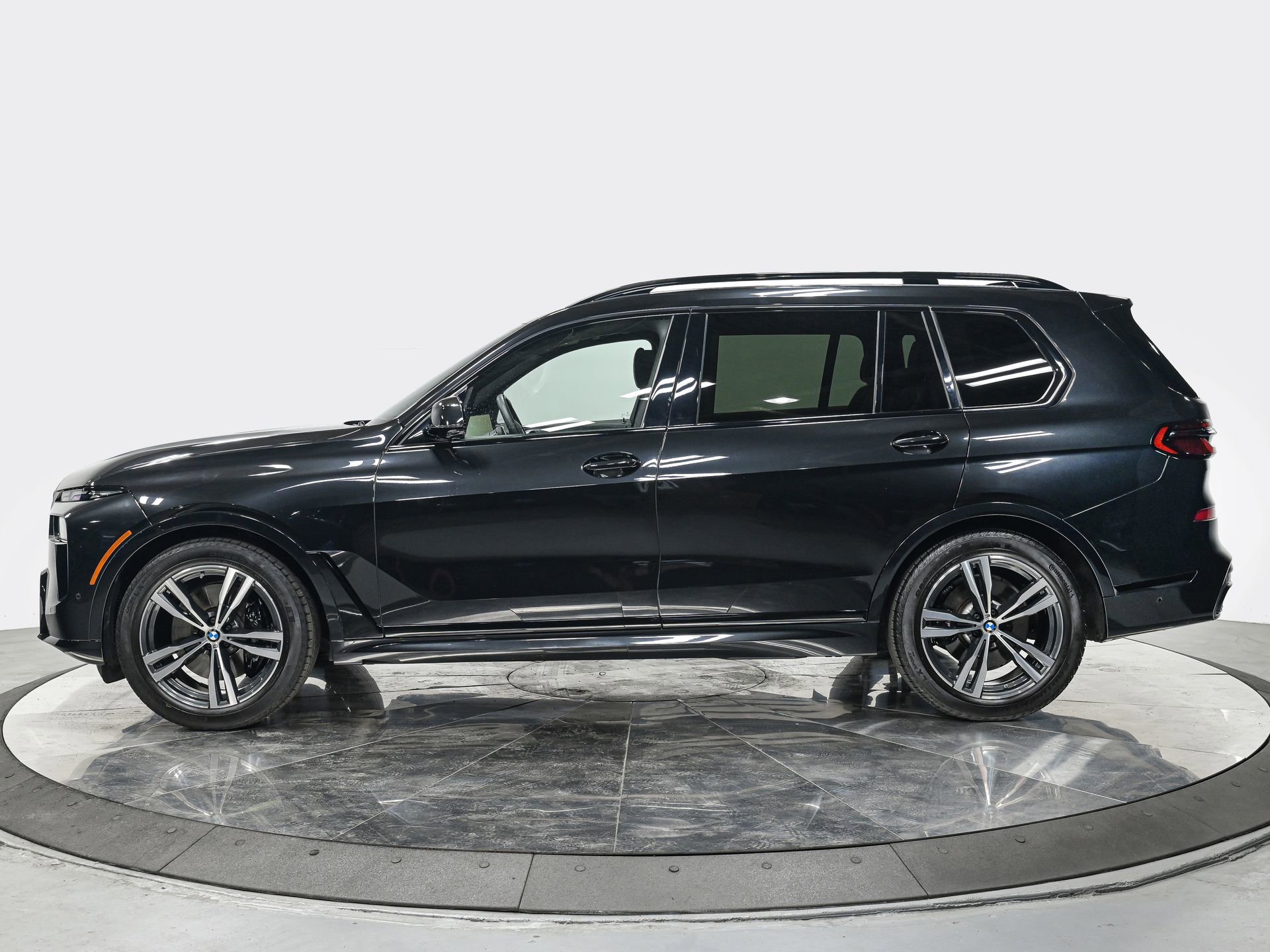Used 2023 BMW X7 xDrive40i w/ Executive Package image 2