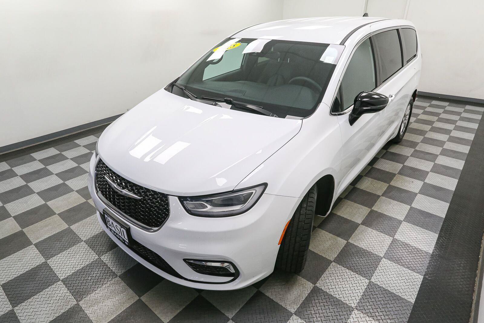 Used 2025 Chrysler Pacifica Select FWD image 6