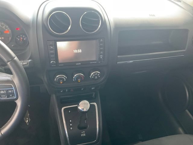Used 2017 Jeep Patriot Latitude AWD/4WD image 11