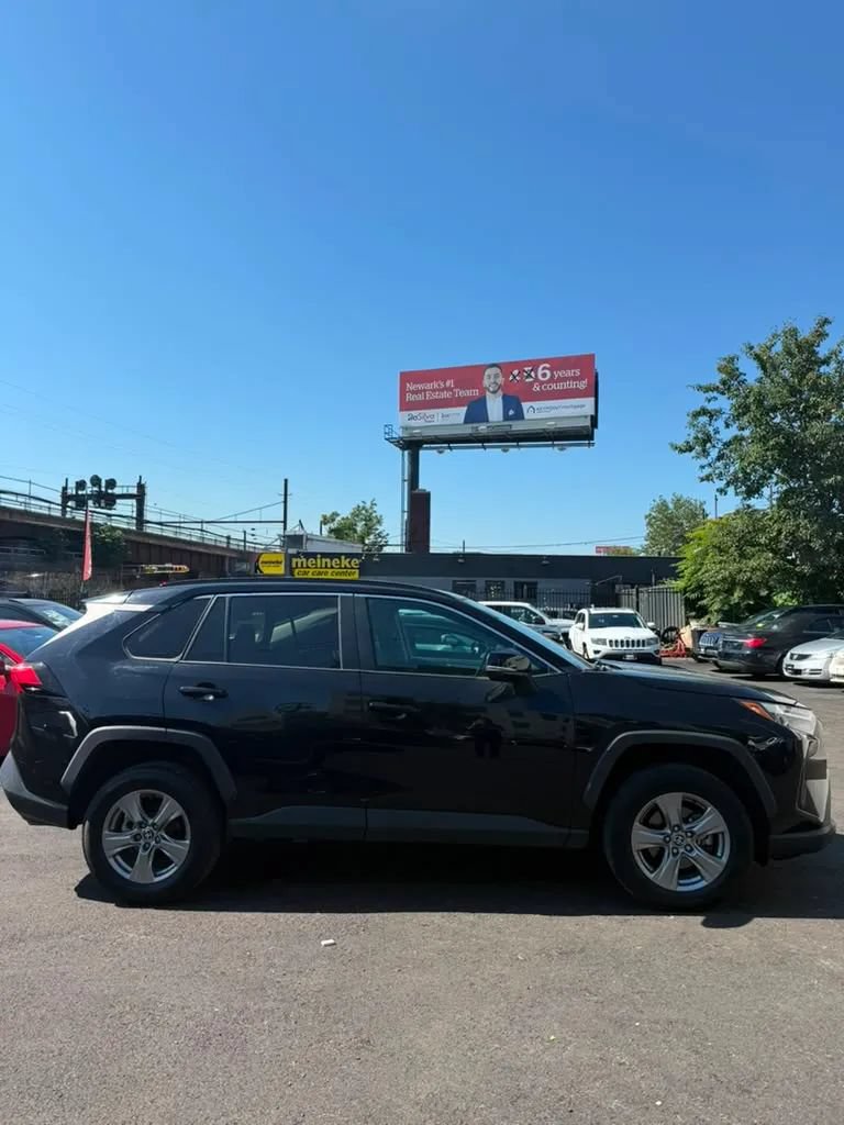 Used 2022 Toyota RAV4 XLE FWD image 2