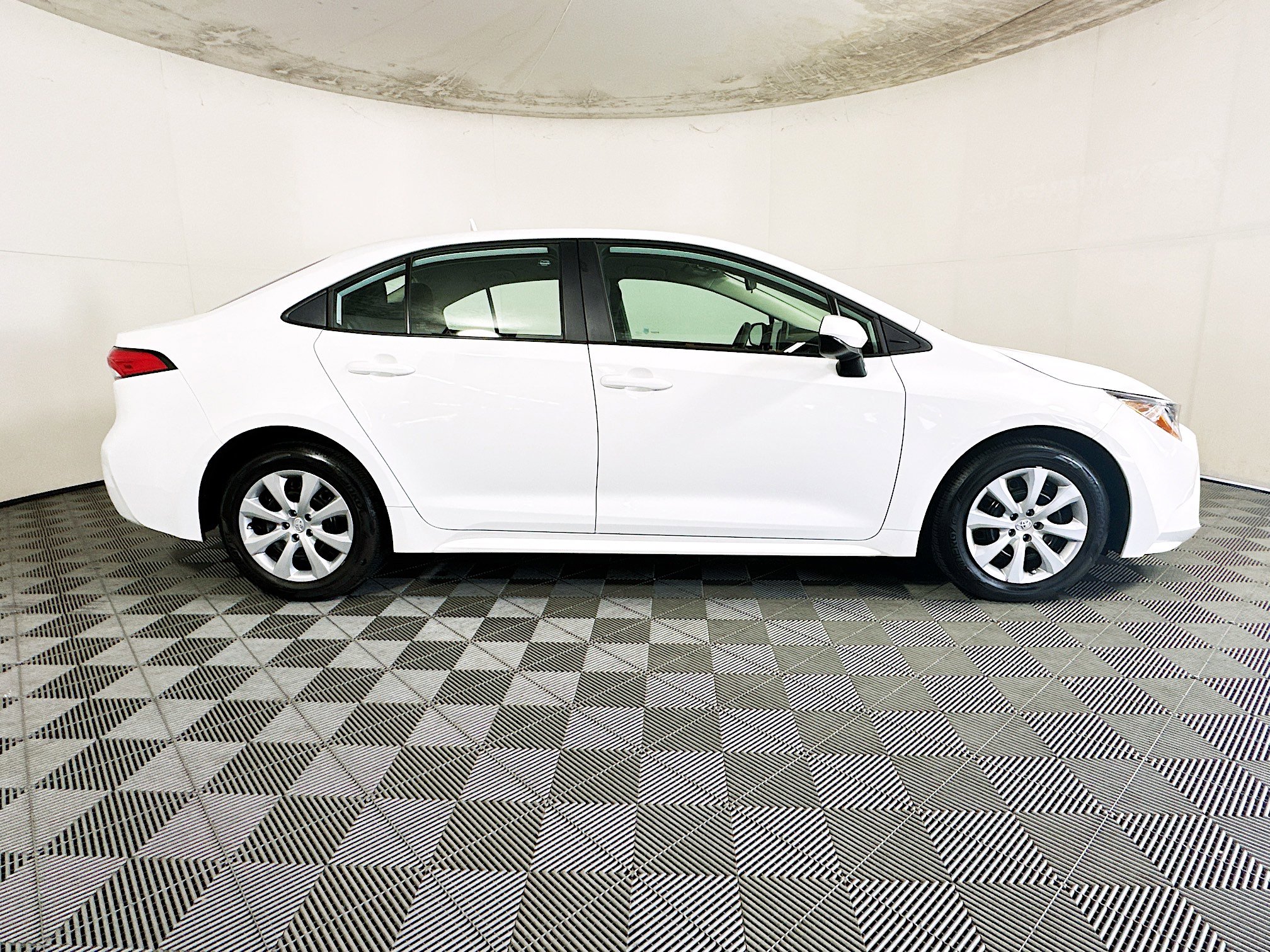 Used 2023 Toyota Corolla LE FWD image 2