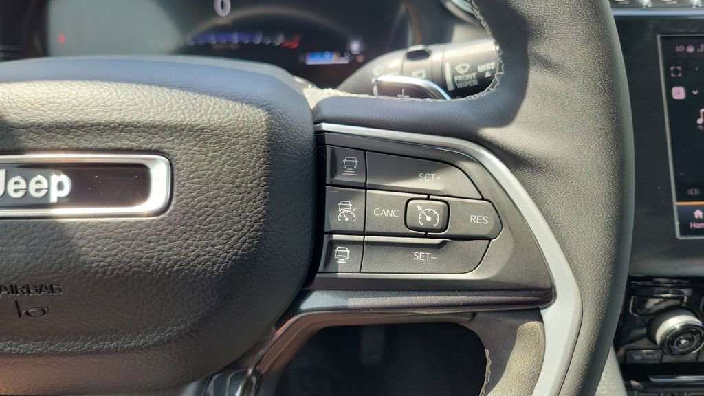 Used 2023 Jeep Grand Cherokee Laredo w/ Luxury Tech Group I RWD image 20