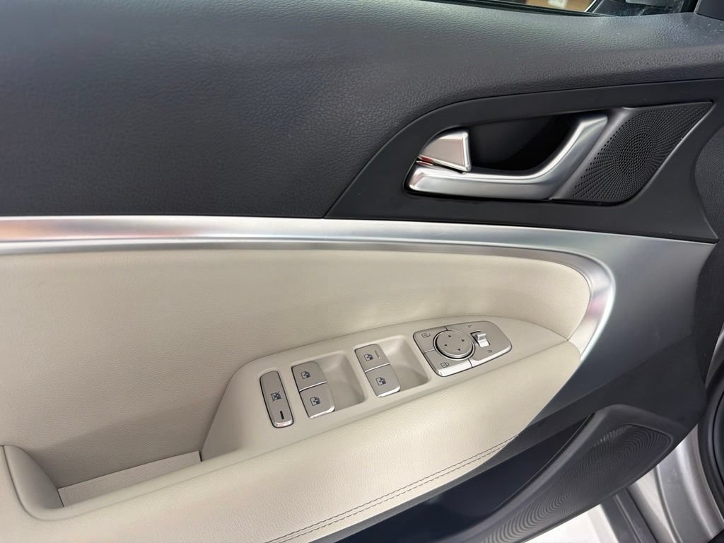 Used 2025 Genesis G70 2.5T RWD image 14