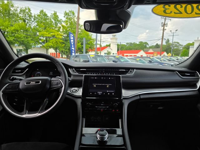 Used 2023 Jeep Grand Cherokee Altitude AWD/4WD image 3