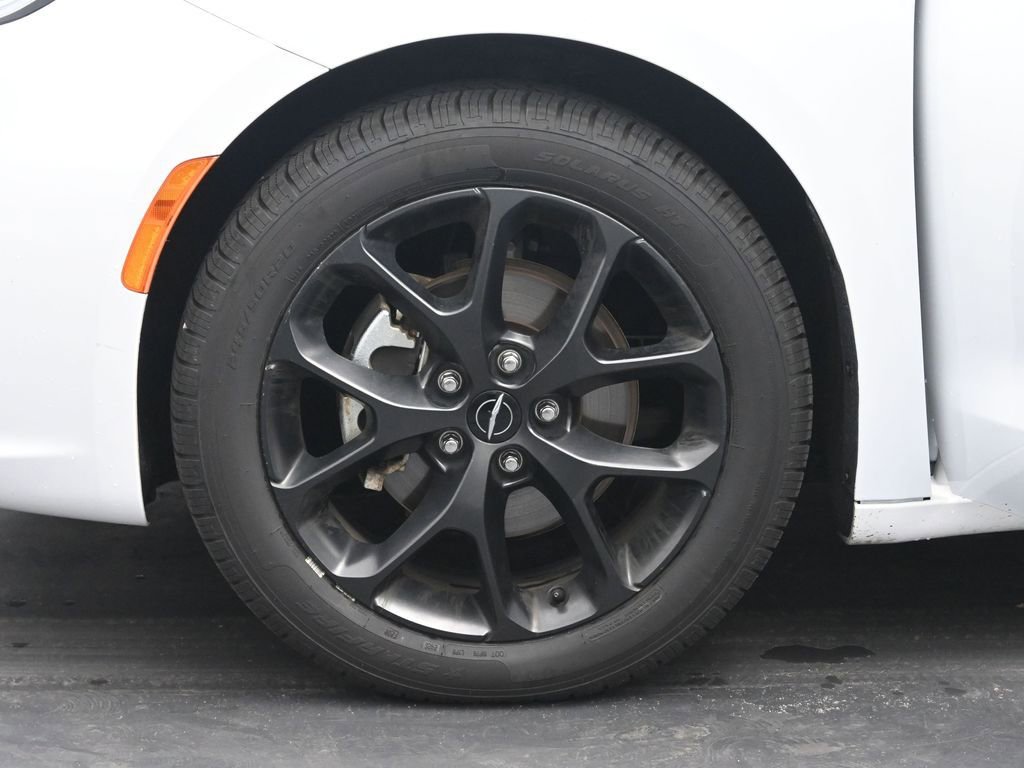 Used 2025 Chrysler Pacifica Limited image 37