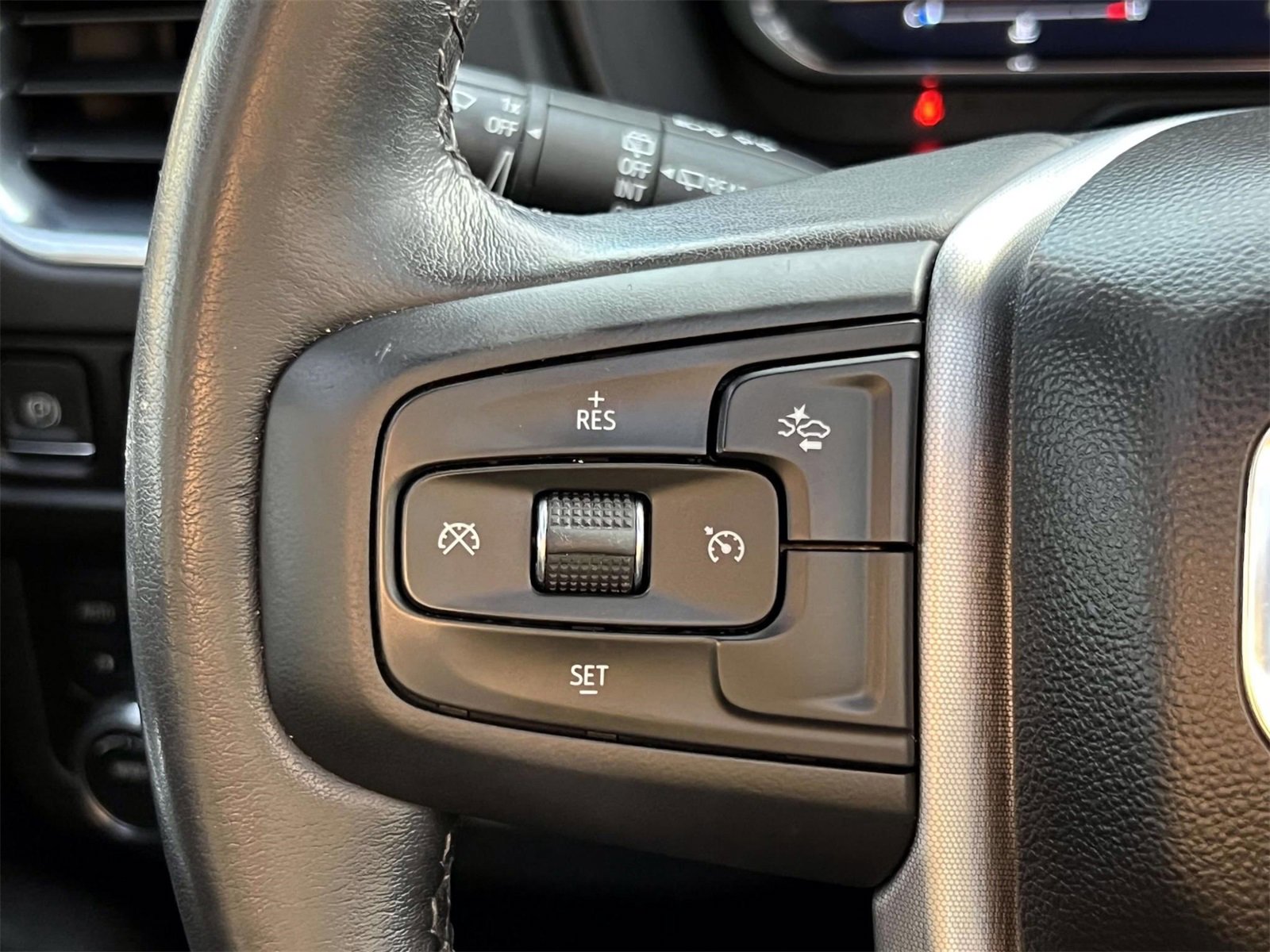 Used 2023 GMC Yukon XL SLT image 27