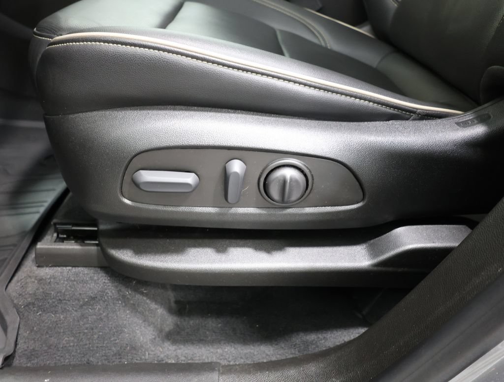 Used 2023 Chevrolet Traverse Premier AWD/4WD image 14