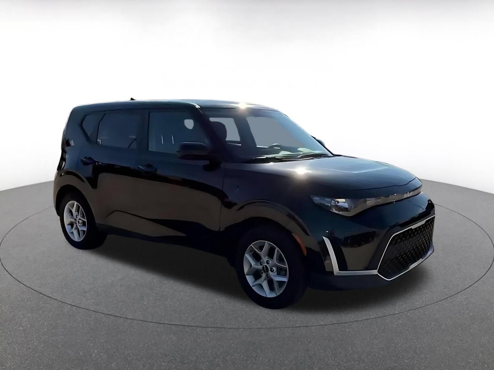 Used 2025 Kia Soul LX w/ LX Technology Package FWD image 2