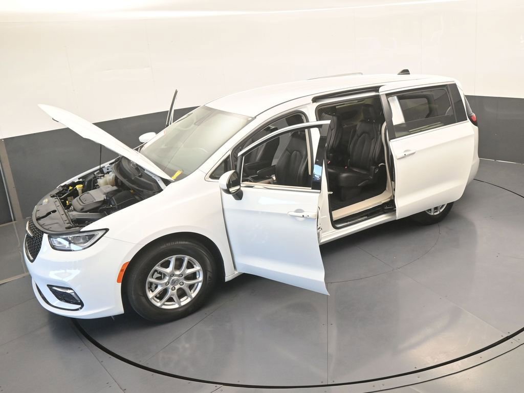 Used 2023 Chrysler Pacifica Touring-L image 66