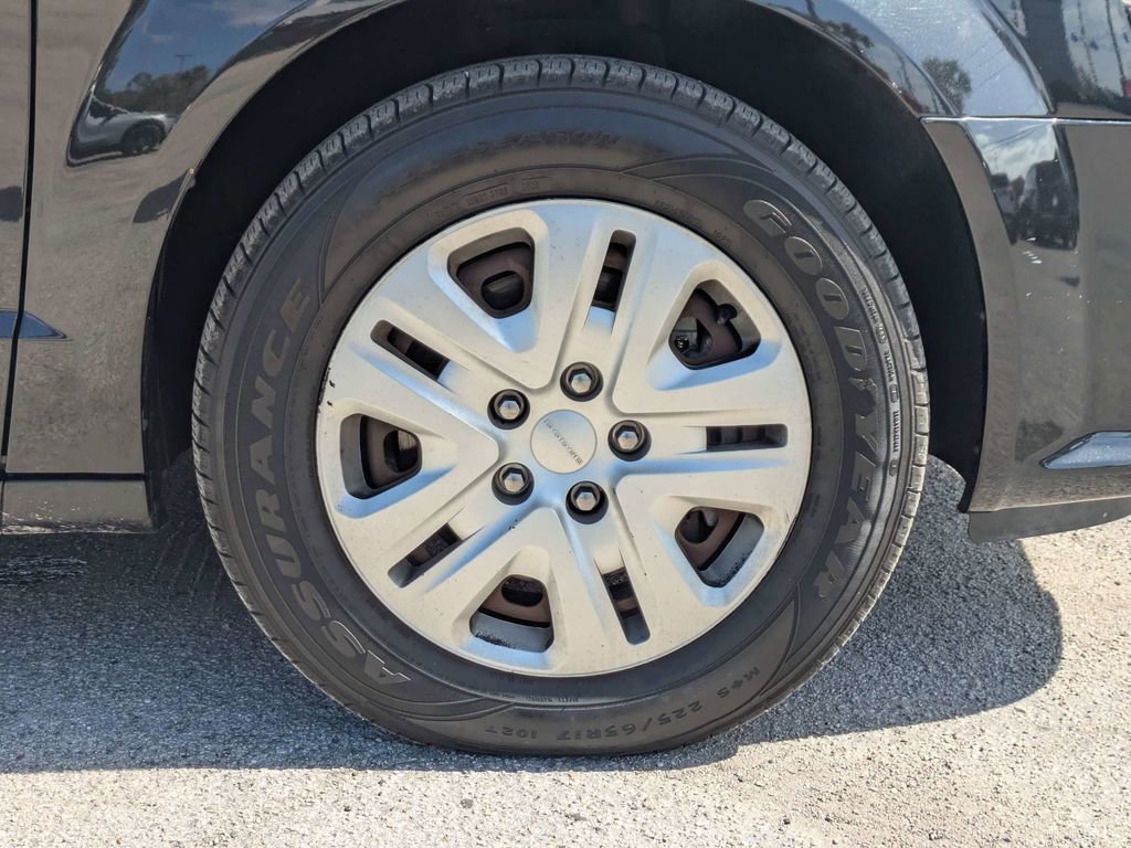 Used 2018 Dodge Grand Caravan SE w/ UConnect Hands-Free Group image 11