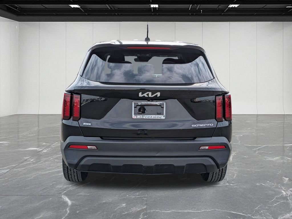 Used 2023 Kia Sorento LX image 4