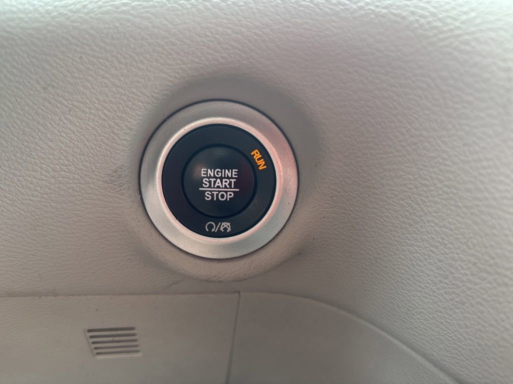 Used 2018 Chrysler Pacifica Touring-L FWD image 28