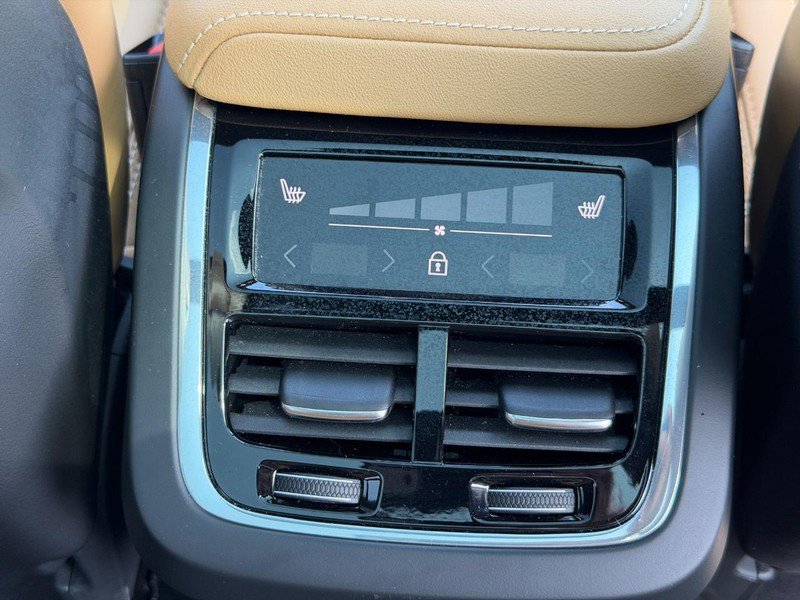 Used 2023 Volvo XC60 B5 Ultimate w/ Climate Package AWD/4WD image 16