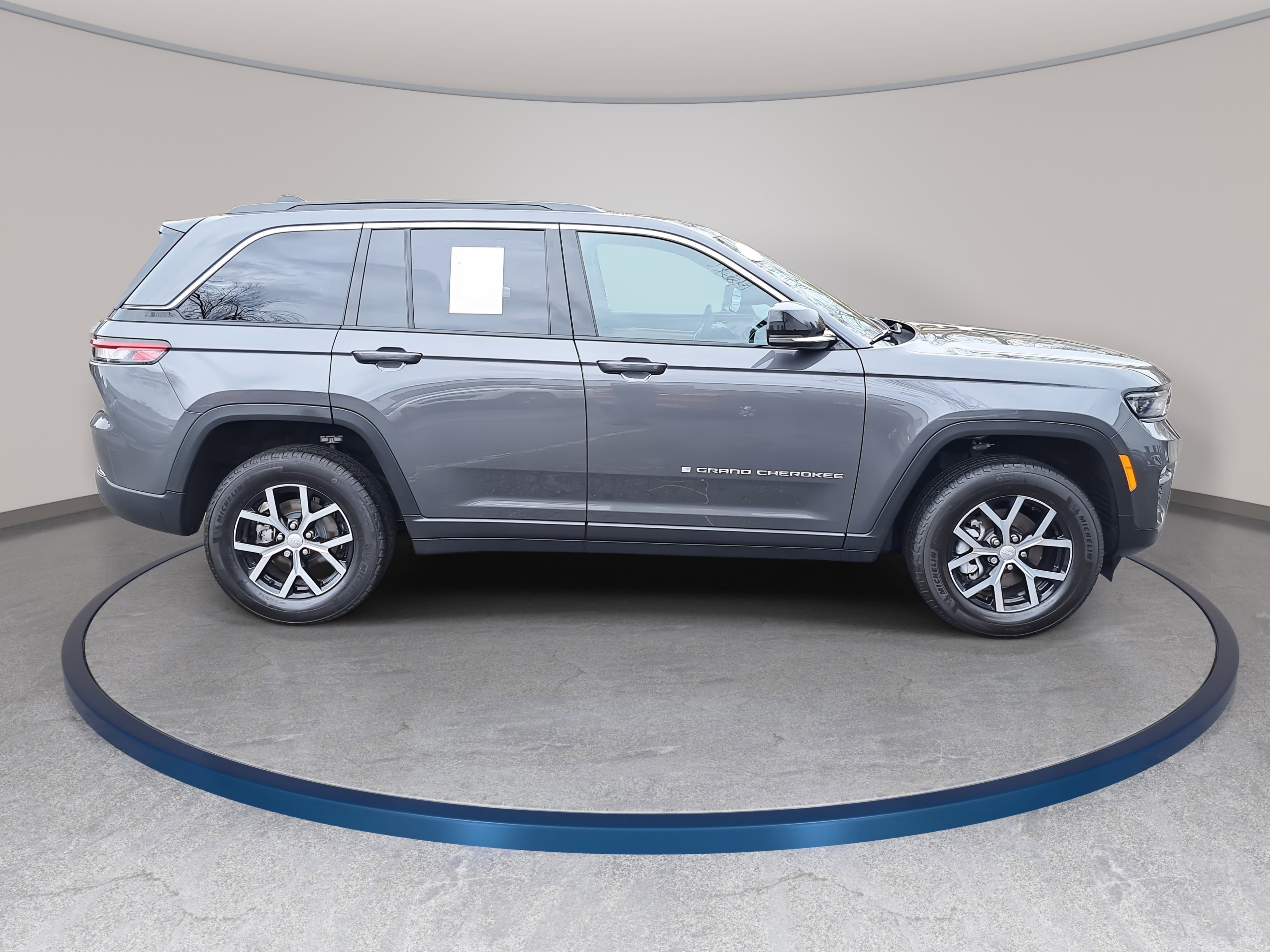 Used 2025 Jeep Grand Cherokee Limited image 4