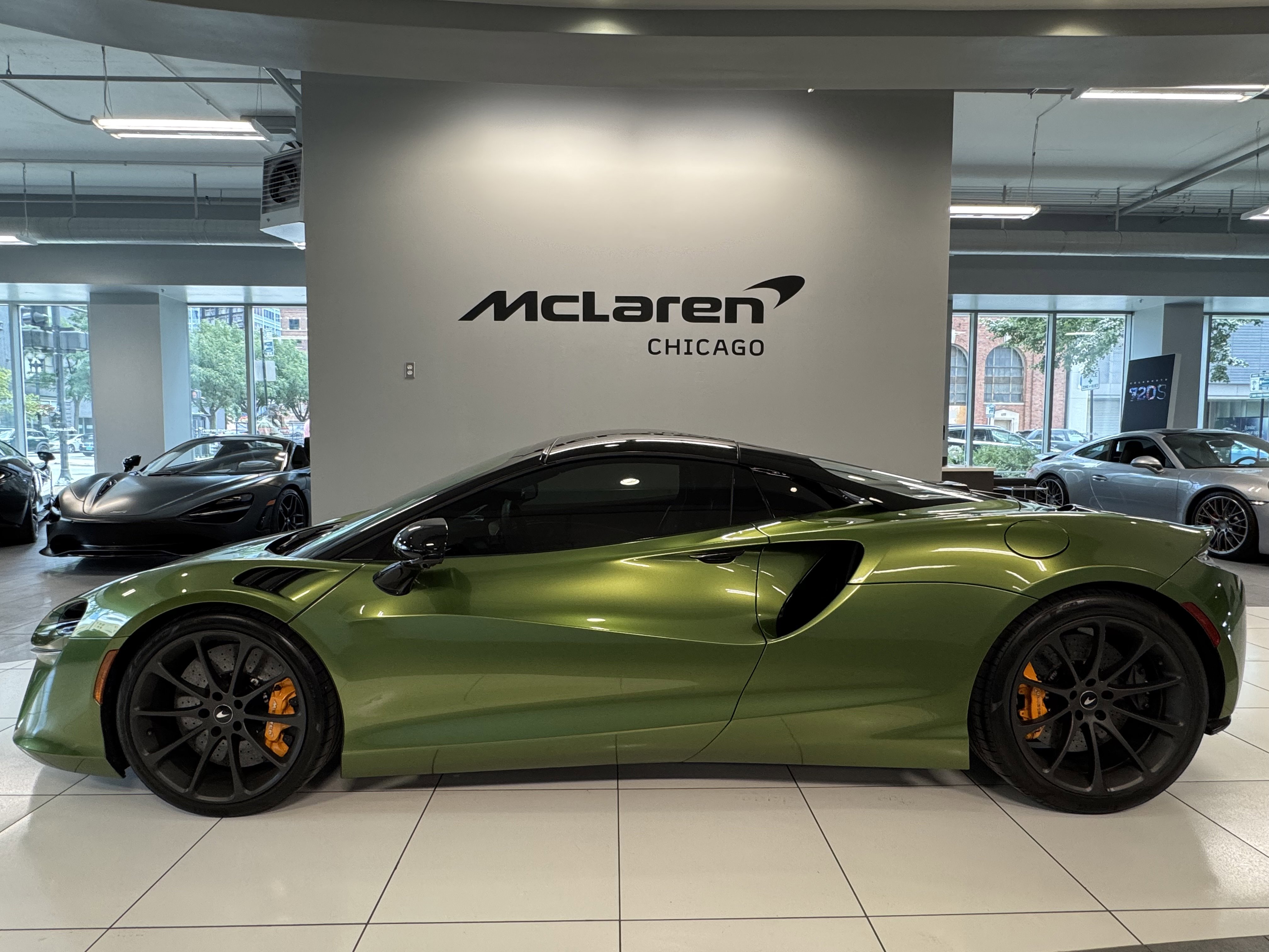 Used 2025 McLaren Artura Spider image 3