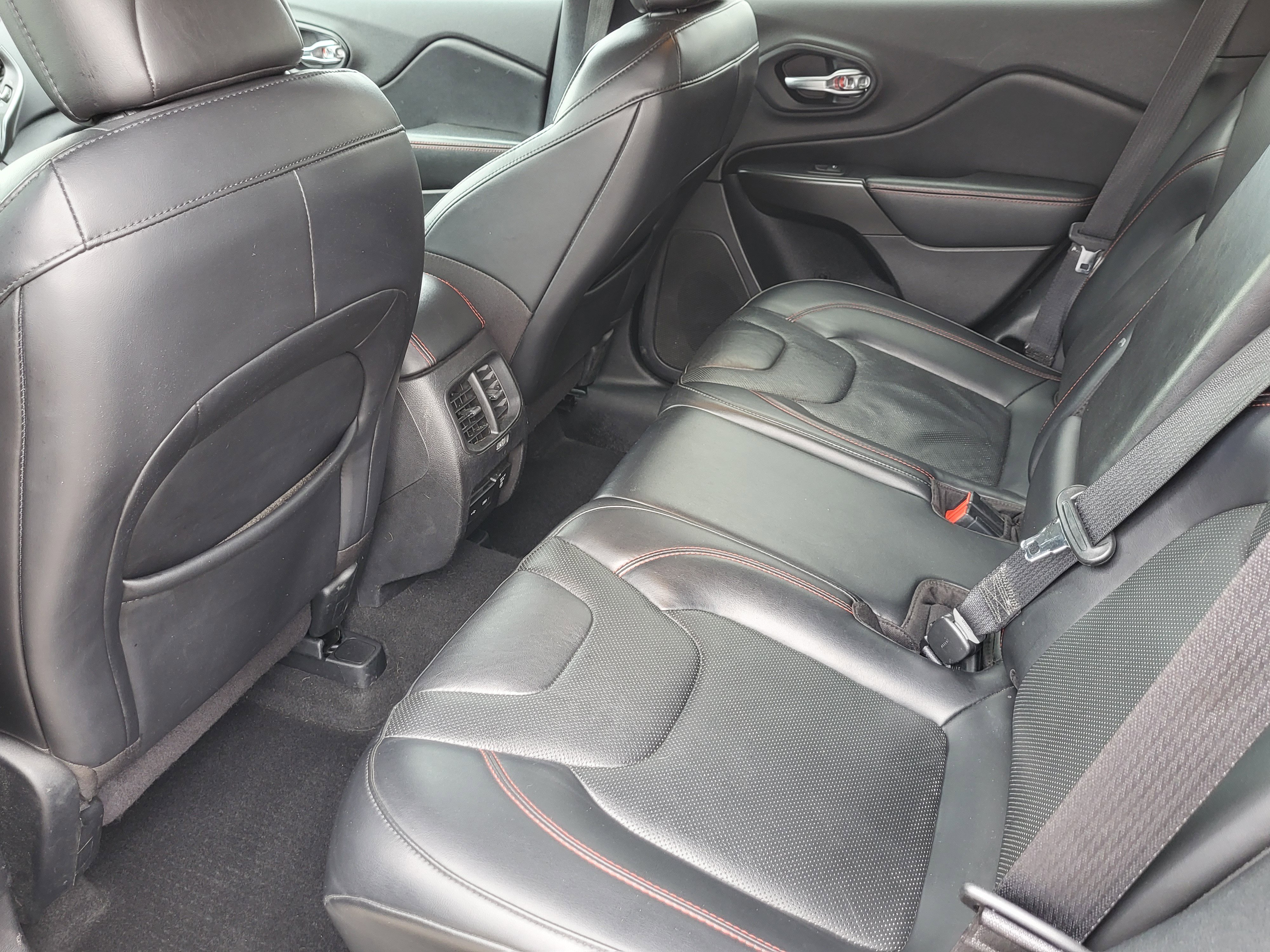 Used 2020 Jeep Cherokee Trailhawk image 27