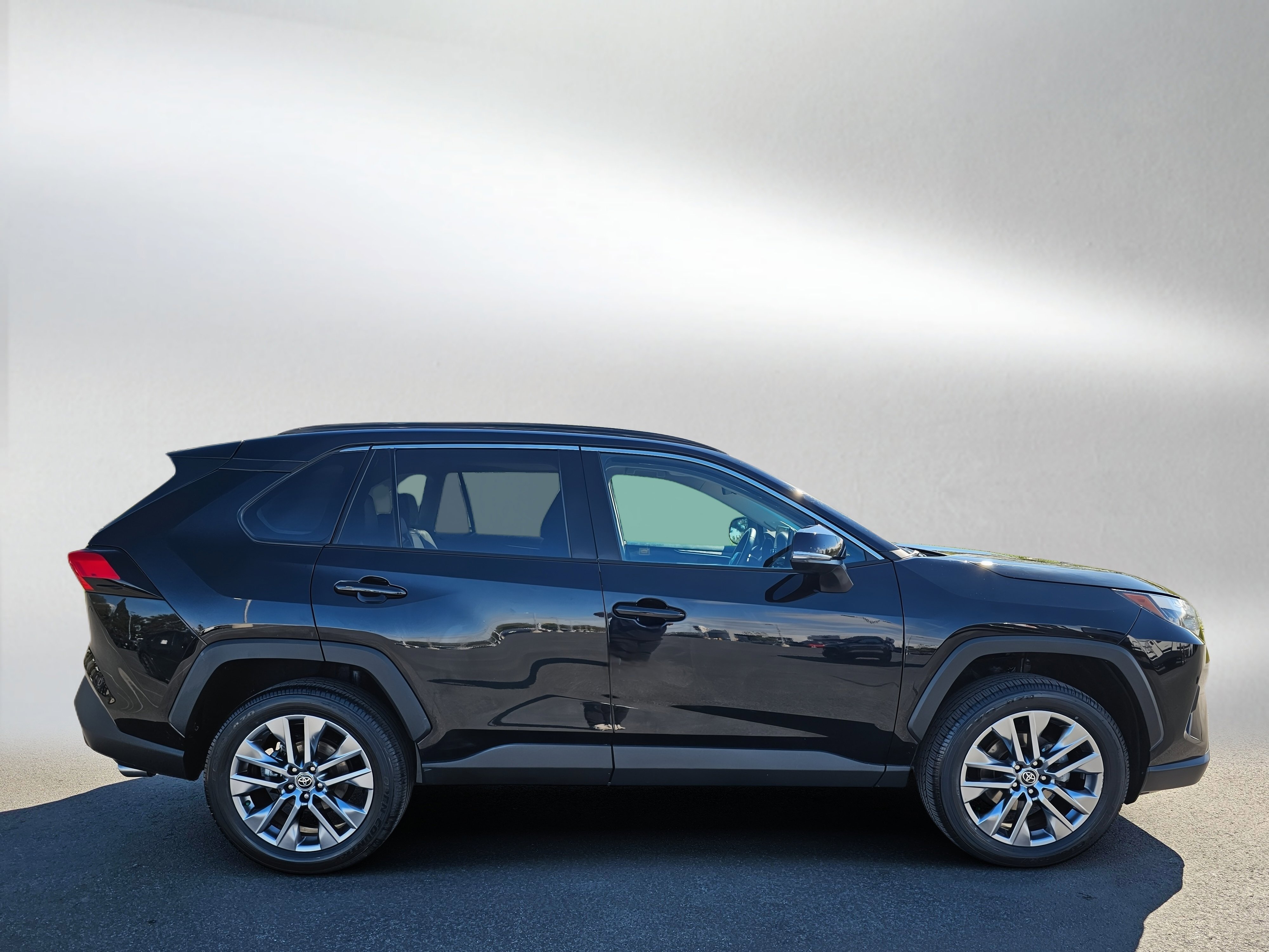 Used 2023 Toyota RAV4 XLE Premium image 6