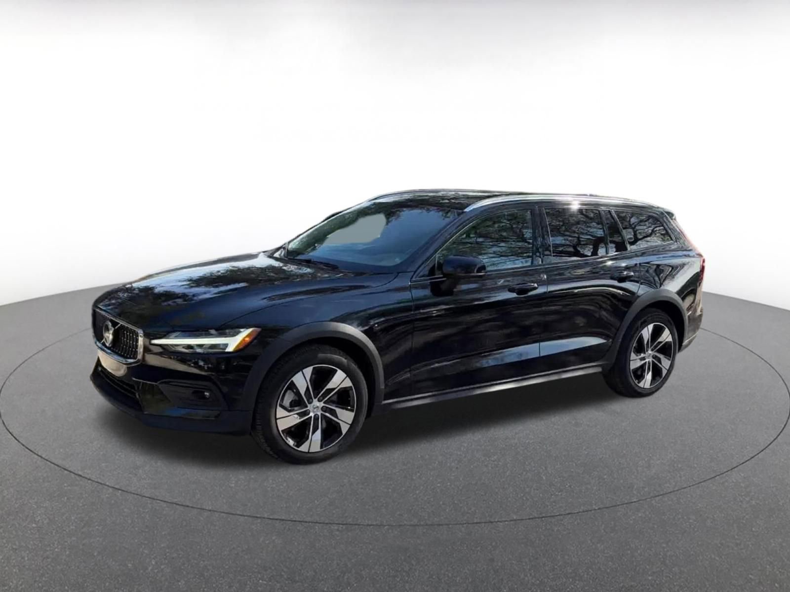 Used 2025 Volvo V60 B5 Cross Country Plus AWD/4WD image 8