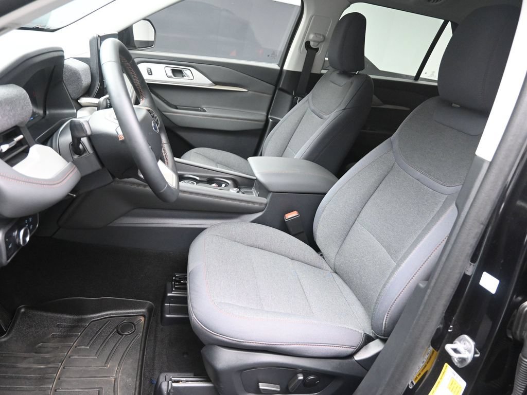 Used 2025 Ford Explorer Active RWD image 17