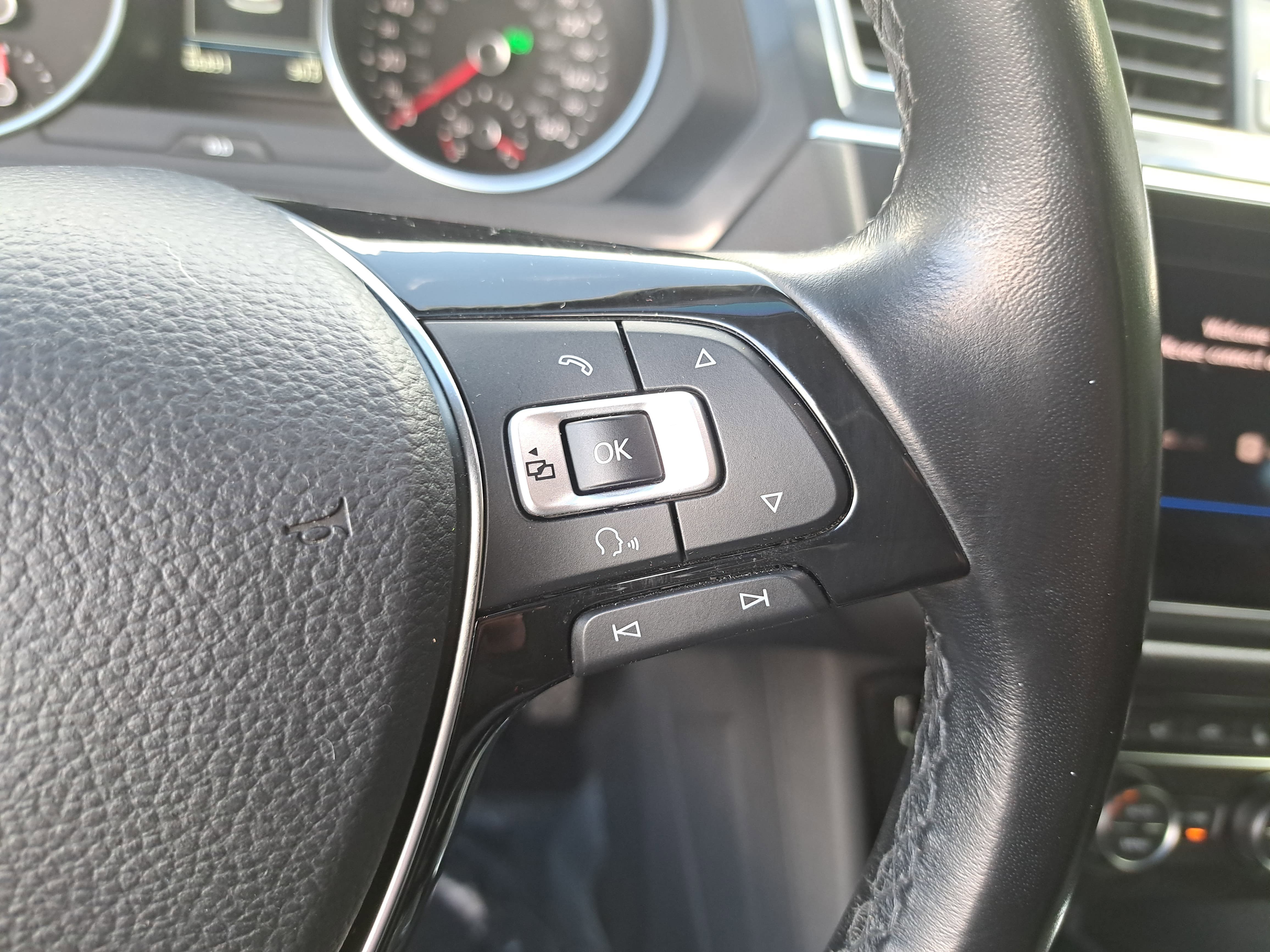 Used 2018 Volkswagen Tiguan SE w/ Panoramic Sunroof Package AWD/4WD image 17