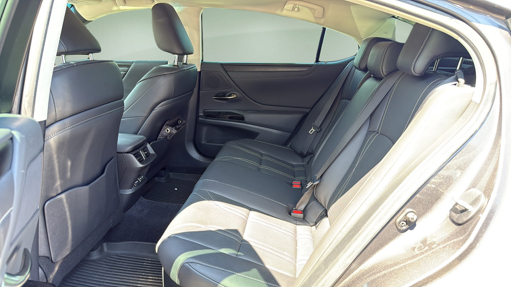 Used 2024 Lexus ES 300h w/ Technology Package FWD image 15