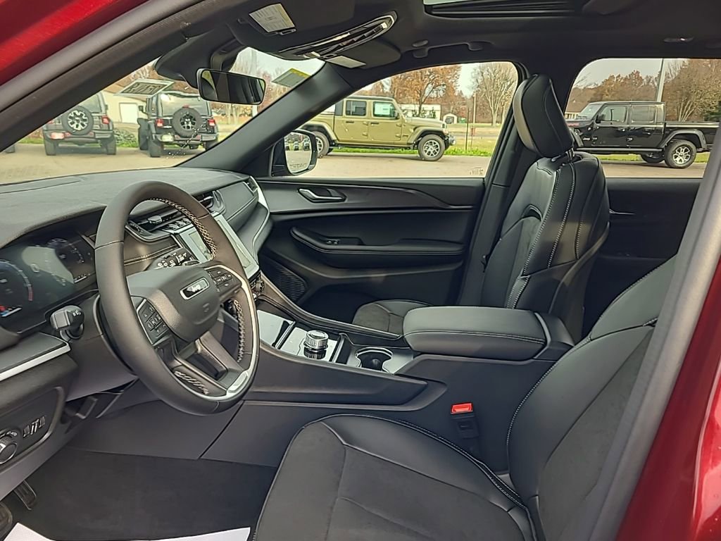 New 2025 Jeep Grand Cherokee Altitude AWD/4WD image 17