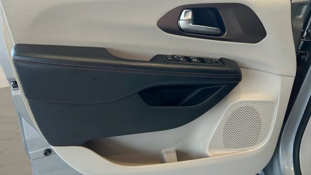 Used 2017 Chrysler Pacifica Touring-L FWD image 9