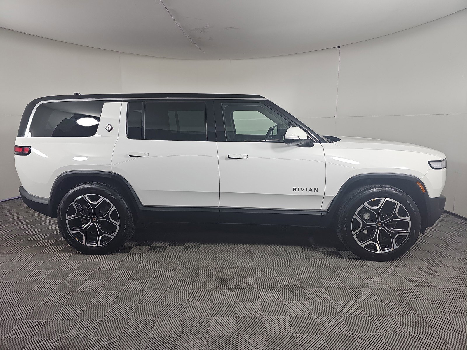 Used 2024 Rivian R1S Adventure image 6