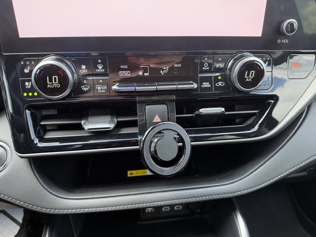 Used 2023 Toyota Highlander Limited FWD image 32