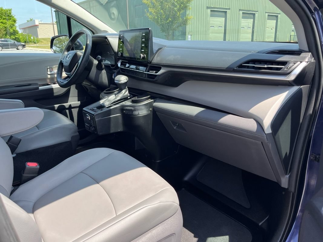 Used 2021 Toyota Sienna XLE w/ XLE Plus Package FWD image 14