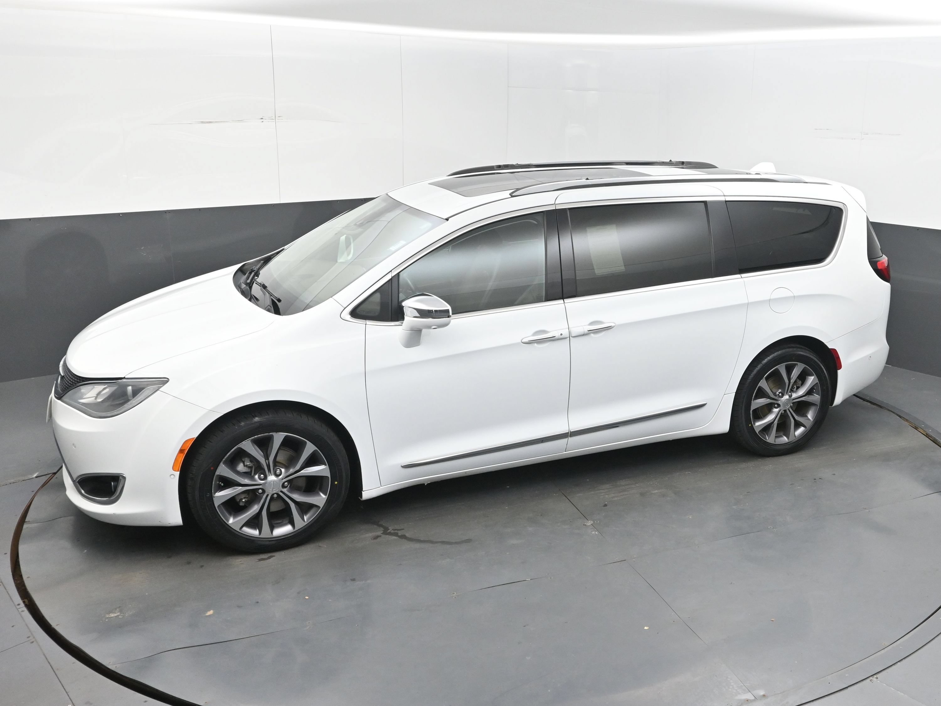 Used 2017 Chrysler Pacifica Limited FWD image 21