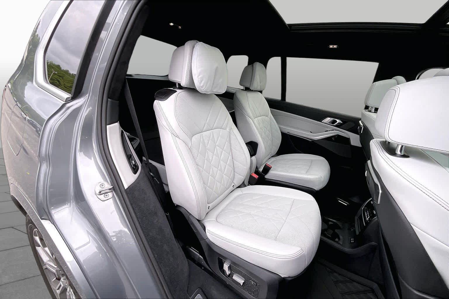 Used 2025 BMW X7 xDrive40i w/ Premium Package AWD/4WD image 19