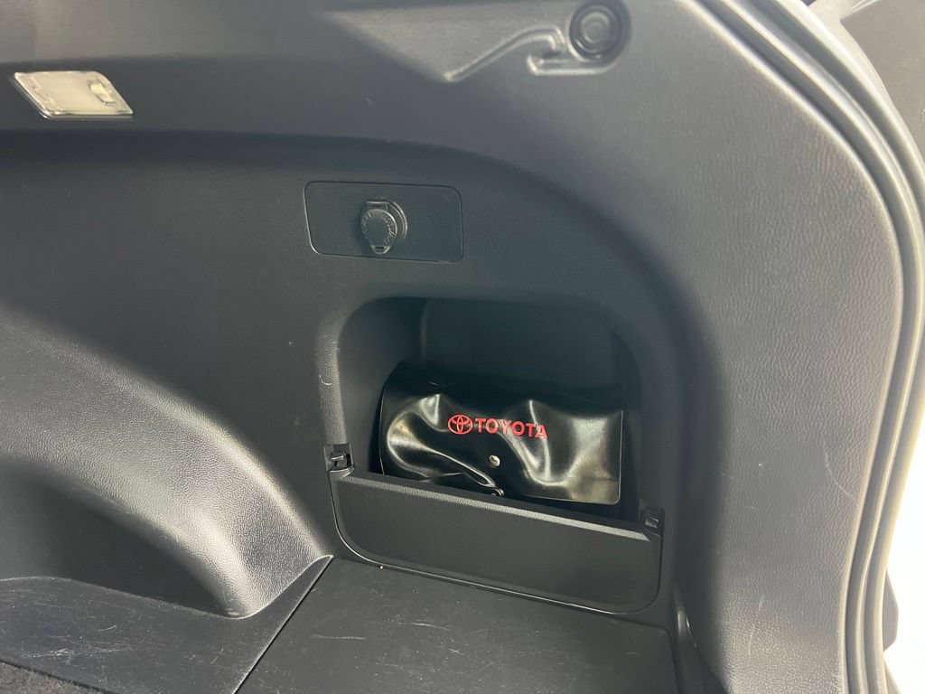 Used 2021 Toyota RAV4 XLE w/ Convenience Package FWD image 29