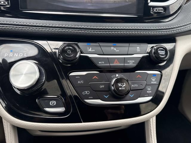 Used 2023 Chrysler Pacifica Limited image 31