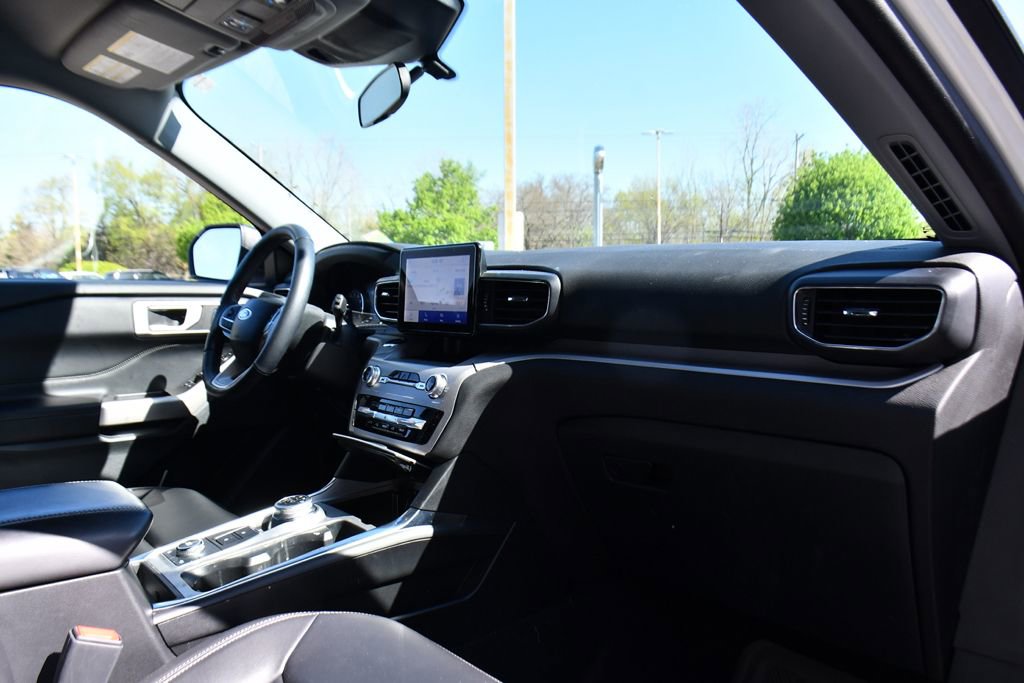 Used 2023 Ford Explorer XLT w/ Equipment Group 202A AWD/4WD image 14
