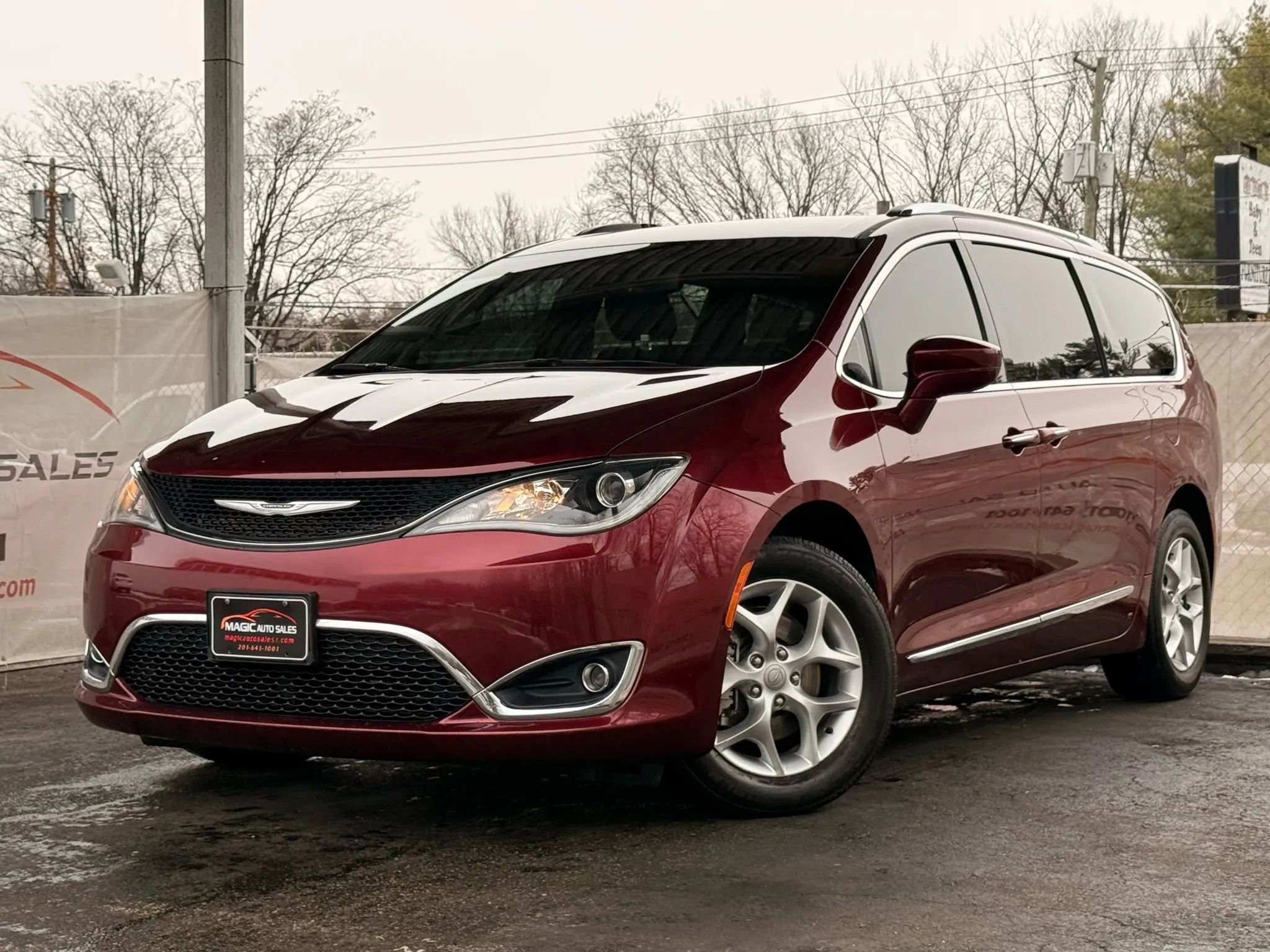 Used 2020 Chrysler Pacifica Touring-L image 1