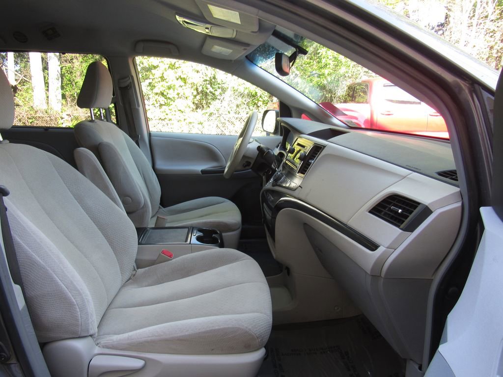 Used 2014 Toyota Sienna LE FWD image 20